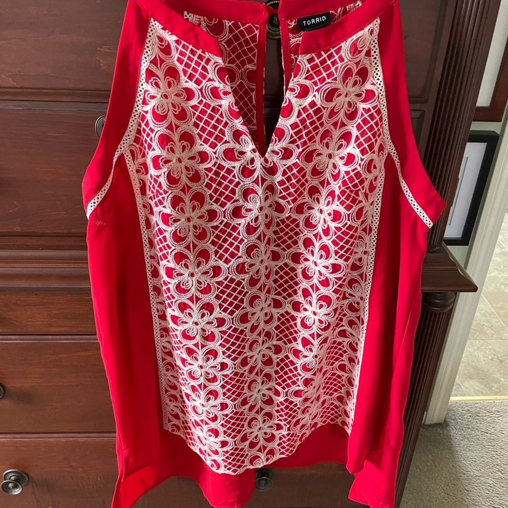 Gorgeous Torrid
Tank With Embroidered
Accents Size 1